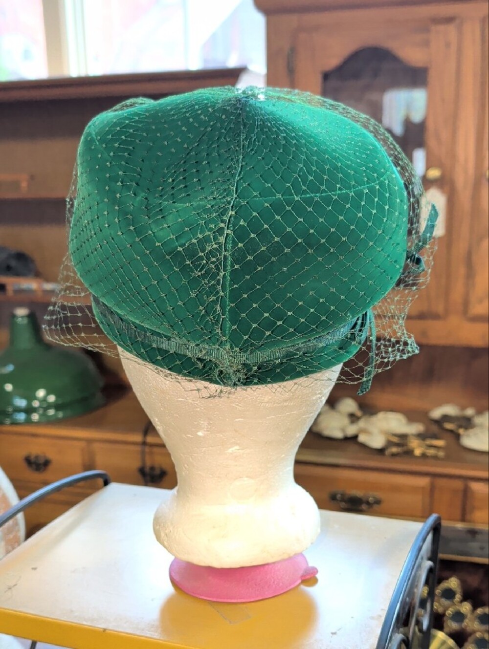 Mid Century Union Made Vintage Green Velvet Veiled Pillbox Hat - Picture 4 of 10
